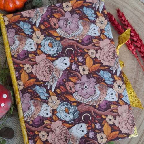 instagram-13 🦉🍂Carnet CHOUETTES de la collection Autonme.
Au format A5 192 pages lignées.
Reliure cousue collée. 

🧡Couverture en tissu avec des motifs dessinés par @lixy.illustration. 
Tranche du carnet en tissu Jacquard doré. Signet et ruban en jacquard doré. 

🐈‍⬛En vente sur la boutique lien en description.