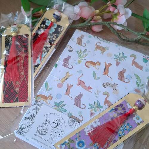 instagram-3 🌱🌺Carnets et Marque-pages artisanaux 🧡
Réalisé à la main dans mon atelier en Haute-Loire.
Je m'appelle Karen, j'ai 43 ans et après 10 ans à travailler dans la décoration d'intérieur j'ai eu envie de changer de voie. C'est ainsi que j'ai créé le Royaume du Chat Noir ma papeterie artisanale. 
🍀Inspiré par les chats, surtout le mien 🐈‍⬛😻, les plantes et mes voyages en Asie. Je conçois des carnets en chinant des tissus qui m'inspirent et me plaisent.
Tous mes produits sont disponible sur la boutique : www.royaumeduchatnoir.com
👉WELCOME10 pour obtenir 10% de réduction sur votre 1ère commande !