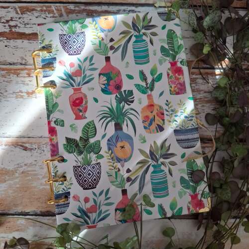 instagram-18 🪴🌺Demain je rajoute sur la boutique des nouveaux carnets à spirales 😃

🪴BOTANIC avec ses magnifiques plantes en pots très colorés 🌸

🌵CACTUS j'aime beaucoup ce modèle dont les motifs sont en effet aquarelle. 

🌛TAROT c'est mon carnet coup de coeur ♥️ mais j'adore le tarot c'est mon côté Witch 🤣🤣

🐢Et enfin, TORTUES trop mignon ce sont des tortues patchwork ! 

🍃Vous préfèrez quel carnet ?