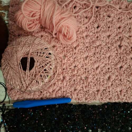 instagram-1 🧶🌸Robe de soirée en cours de création. J'adore l'association du rose et du noir pailleté.
Cette robe va être longue a crocheter donc rdv dans quelques mois pour vous la montrer 🥰
