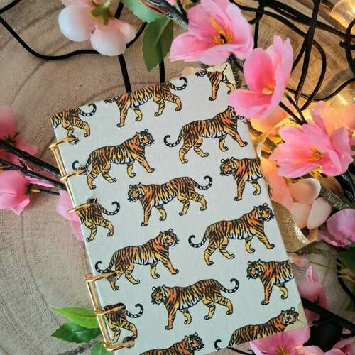 instagram-13 🐯Mini Tigre un carnet tout petit en format A6 arrive très bientôt sur la boutique...

🐢Ce matin j'ai mis en ligne 4 nouveaux carnets à spirales. BOTANIC, CACTUS, TAROT et TORTUE. 
J'espère qu'ils vous plairont 💚