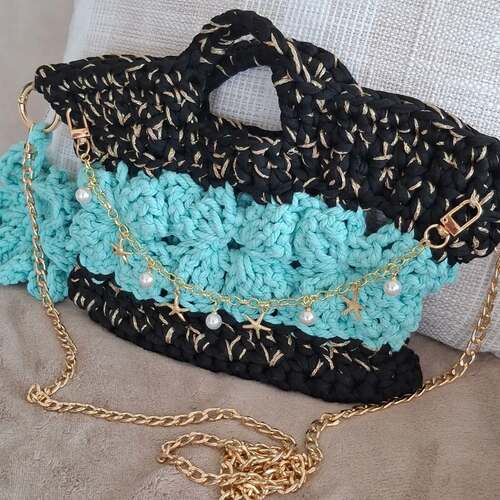 instagram-4 Sac a main au crochet. Pour le réaliser j'ai utilisé 3 fils différents, un fil noir t-shirt, un fil bleu macramé et un fil d'or.
J'adore le résultat et la taille du sac est vraiment parfaite 💙🖤
Comment trouvez-vous ce modèle ?
