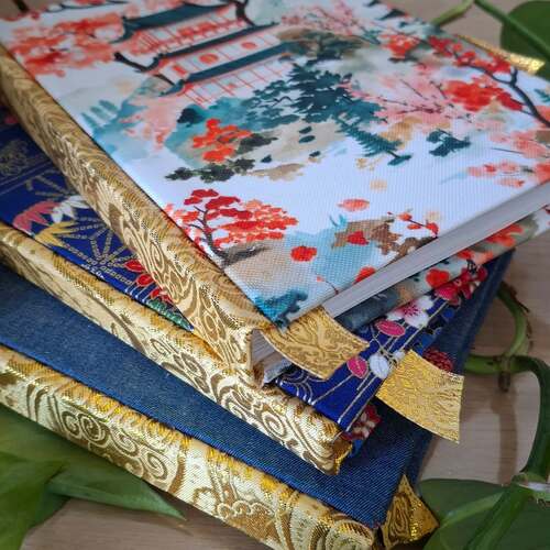 instagram-4 🌱🍀Retrouvez tous les carnets sur la boutique ! 
www.royaumeduchatnoir.com
🪻Carnets relié avec couverture en tissu
🌺 Carnets reliure copte avec couverture en papier et dorure. 
🌸Marque pages en tissus
🪴100% fait main ! 
👉Le code WELCOME10 vous offre 10% de réduction sur votre 1ere commande.
