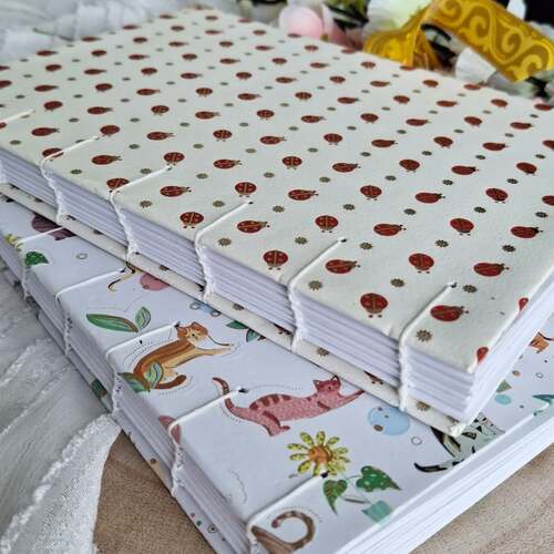 instagram-8 🍀🐞Des nouveaux carnets sont disponible sur la boutique ! 
Je vous ai teasé en story ces derniers jours et depuis ce matin ils sont en boutique 👍🤩
Les carnets à reliure copte sans colle avec une jolie couverture en papier italien avec dorure sont des carnets dont la reliure est visible car il n'y a pas de dos. Cette reliure est tressée est permet une ouverture à plat du carnet. 
🐈‍⬛Je vous propose pour le moment 2 modèles les chats et les coccinelles. 
👉Carnet format A5
Couverture en papier Turnowski avec dorure
Intérieur ligné motif chat noir
192 pages papier 100gr
Attache en ruban jacquard doré
Prix 21 euros.