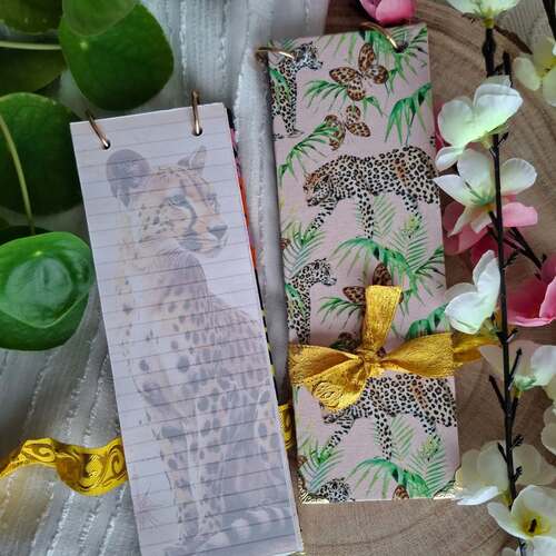 instagram-10 🌸🍃Les bloc-notes sont en ligne sur la boutique !!
🌱Il y a 8 modèles disponible, 3 sont d'inspiration Africaine et 5 Japonaise.
Vous pouvez découvrir les modèles en story.
Les couvertures des bloc-notes sont en tissu Wax et Japonais. Ils possèdent une attache en ruban jacquard doré.
Des coins métallique doré viennent donné du cachet au produit.
Les bloc-notes sont relié avec 2 anneaux doré.
🪴Chaque bloc-notes contien 60 pages imprimées et colorées recto-verso.
Il est possible de recharger son bloc-notes ! Les recharges sont vendu séparement.
➡️Les blocs-notes sont vendu à 14 €
➡️Les recharges contiennent 60 pages découpées et imprimées recto verso et sont vendu à 4 €.