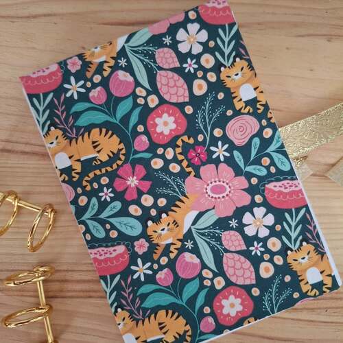 instagram-18 🌱🦋Petit carnet en construction avec une couverture en tissu de @lixy.illustration 🐯

🍁La collection d'Automne est toujours disponible sur la boutique. 

🐈‍⬛La boutique est en partenariat avec le refuge @chatscitoyenssaintpriest 10% des ventes sont reversées à l'association.