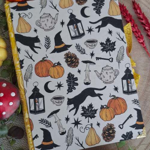instagram-20 🐈‍⬛🎃C'est bientôt Halloween ! 
Carnet A5 couverture en tissu.

Les motifs de ce magnifique tissu ont été dessiné par @lixy.illustration 🍂