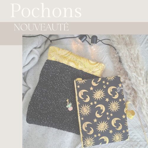 instagram-17 🌼LES POCHONS SONT ARRIVES ! 

🌱Une jolie nouveauté cette semaine sur la boutique. Je vous propose un nouveau produit qui accompagnera parfaitement vos carnets. 

🌱Des pochons 100% fait main et surtout avec beaucoup d'amour 🥰

🌱Une petite poche pour ranger vos carnets, vos crayons, où vos objets préféré. 

🌼Les pochons sont conçu à la main en tricot avec une laine noir métallique silver et une doublure en tissu jacquard or. Une jolie breloque chat décore le pochon. 

👉Retrouvez les pochons sur la boutique au prix tout doux de 19 euros.
www.royaumeduchatnoir.com

 #artisanatfrancais #handmadewithlove #papeterie #papeteriefrancaise #eshop #artisane #petitscreateurs #chatnoir #papeterieaddict