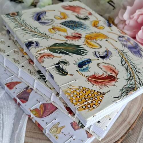 instagram-6 🌺🌸🍀NOUVEAUX CARNETS ! 
3 nouveaux modèles de carnets à reliure copte sont arrivés cet après-midi sur la boutique ! 
🪻PAPILLONS, PLUMES & CLÉ DE SOL seront vous séduire avec leurs magnifique couverture en papier Italien réhaussé de dorure ! 
🍀La reliure copte est une reliure cousue dos nue et sans colle. Elle permet une ouverture des carnets complétement à plat.