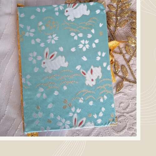 instagram-3 🐇🩵Carnet Lapin tout doux tout mignon 🩵
2ème nouveautés sur notre boutique cette semaine le carnet lapin 🐰 Une petite pépite tellement le tissu est magnifique !
La photo ne permet pas de percevoir les détails du tissu ce qui est dommage car il y a des touches de dorures qui lui donne tellement de charme. Il s'agit d'un tissu en soie chinoise avec dorure. Il est très très doux au toucher.
Un grand coup de cœur pour moi 🩵🩵