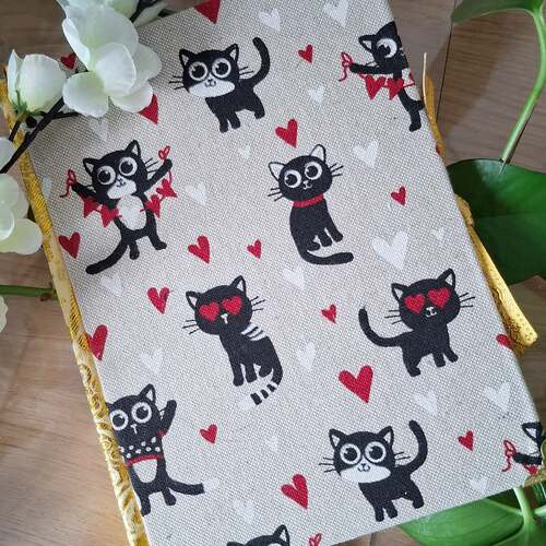 instagram-9 🐈‍⬛♥️CATS LOVE arrive sur la boutique cette semaine ! 
Un nouveau carnet relié avec une jolie couverture en tissu lin et motifs chats. 
🍒Cette semaine je vais rajouter plusieurs modèles de carnets relié sur la boutique. 
🍋J'ai pas mal de nouveaux tissus car j'en achète régulièrement donc j'ai de quoi faire beaucoup de carnets 🤣
🐈‍⬛Pour pas présenter trop de nouveauté en même temps, je vous propose 3 modèles cette semaine et la suite petit a petit. 😁