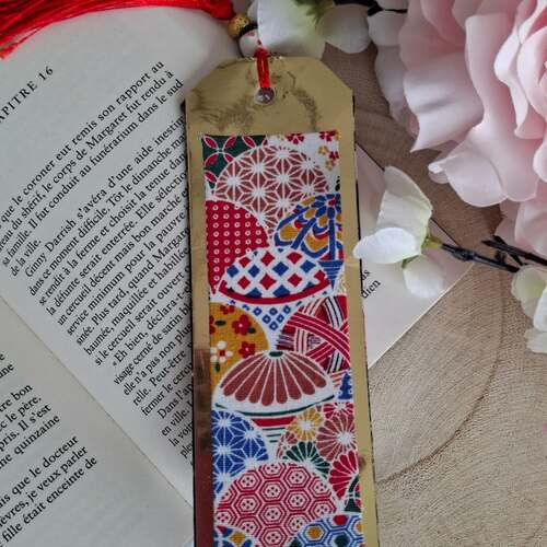 instagram-3 🍀Marque page USAGI en papier miroir doré et insert en tissu japonais.

😻Les marques pages sont entièrement réalisé à la main. Le dos est en tissu japonais et il est accessoirisé d'un pompon rouge avec une perle en pierre lave doré naturelle et un petit chat porte bonheur en porcelaine !

👉Découvrez tous nos modèles sur la boutique !