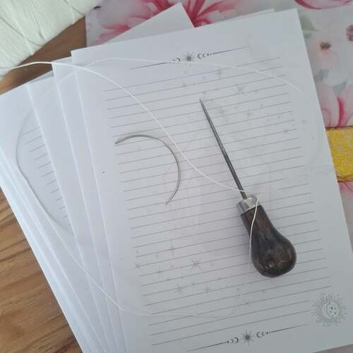 instagram-18 🦩🌸Après une semaine de déconnection je reprends mon activitée en main. Et, j'ai beaucoup de travail car je dois relier et assembler une trentaine de carnets ! 
🌱Mon objectif est de me créer un stock avant fin avril. Cela me permettra de ne plus fabriquer à la commande et donc de gagner du temps. Mais surtout j'aimerais plus tard participer à des marchés de créateurs, mais ça demande d'avoir un stock important. 
🪻 J'essaye de repenser l'organisation de mon business aussi, pour me permettre de developper plus vite mon activité. 
🪴D'ailleurs si vous avez des conseils dans ce sens je suis preneuse de tous vos bons conseils et idées 😄