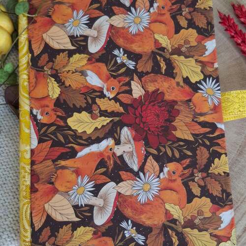 instagram-17 🍁🍄Carnet ECUREUILS de la collection d'Automne. 
J'aime beaucoup les couleurs chaudes de ce carnet qui est juste parfait pour cette saison. 

Tissu de @lixy.illustration